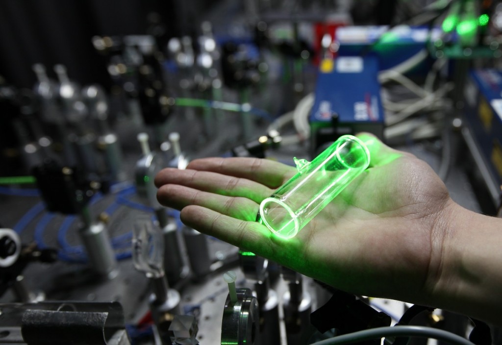Photo of new source of single photons recently built at the UW