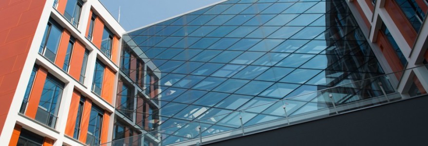Each of the external walls of the Faculty of Physics has a different colour. A bold orange, metallic silver, warm copper, deep grey – the colours of the façade catch the eye and enrich the landscape of the neighbourhood.