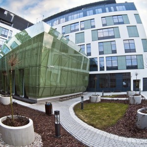 A six-storey building is decorated using colours interweaving with the neighbouring edifices, combining white, green and grey elements. The building is connected with the Faculty of Biology by a glassed corridor and is partly suspended over the Faculty of Chemistry.