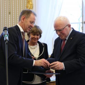 Prof. Janusz Jurczak received the honorary degree of UW.