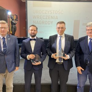 The 2020 and 2021 Polish National Science Centre Award winners, Prof. Zygmunt Lalak, UW Vice-Rector for Research, and Prof. Dariusz Wasik, Dean of the Faculty of Physics. The photo was taken on 6th October, 2021 during the Award ceremony.