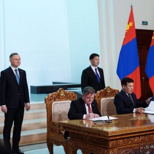 Signing the cooperation agreement between the UW and the Mongolian Academy of Sciences. Photo by Marek Borawski / KPRP