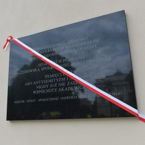 Unveiling of the plaque to commemorate the victims of the ghetto benches. Credit: M. Kaźmierczak/UW
