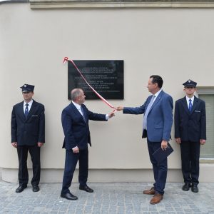 Unveiling of the plaque to commemorate the victims of the ghetto benches. Credit: M. Kaźmierczak/UW