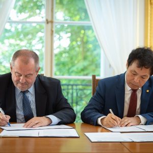 Signing a memorandum between the UW and Chonnam National University. Photo by M. Kaźmierczak / UW