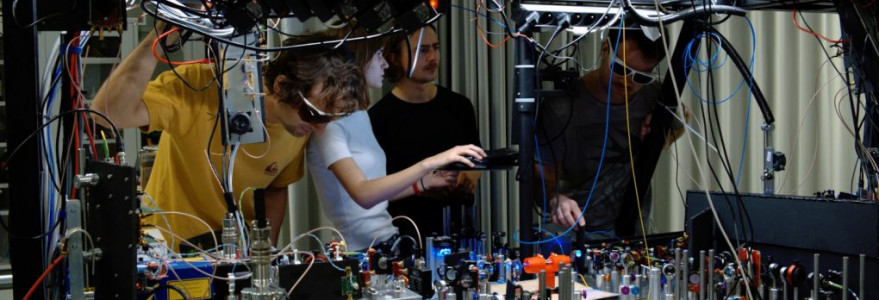 The team of researchers from the Centre for Quantum Optical Technologies working with the setup. From left: M. Parniak, U. Pylypenko, M. Mazelanik, S. Borówka. Photo by M. Lipka