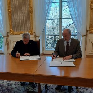 Prof. Zygmunt Lalak, the Vice-Rector for Research and Étienne de Poncins, Ambassador of France to Poland, are signing the letter of intent. Photo by UW Press Office