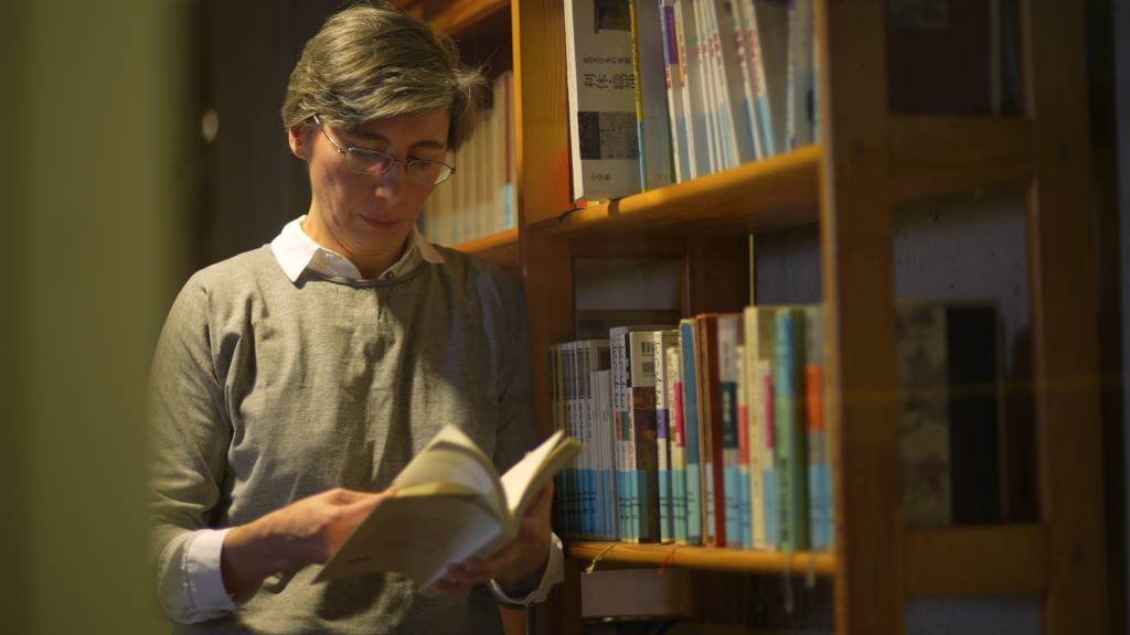 Barbara Chmielewska, head of the library at the UW's Faculty of Psychology. Photo: Mirosław Kaźmierczak/UW