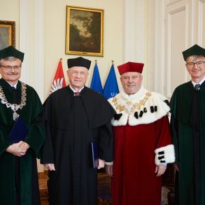 Prof. Dieter Vollhardt with the title of Doctor Honoris Causa of the University of Warsaw, 8th April 2024. In the photo, from left: Prof. Dariusz Wasik, Dean of the Faculty of Physics at the UW; Prof. Dieter Vollhardt, DHC UW; Prof. Alojzy Z. Nowak, Rector of the University of Warsaw; Prof. Krzysztof Byczuk, Director of the Institute of Theoretical Physics at the UW. Credit: Mirosław Kaźmierczak/UW