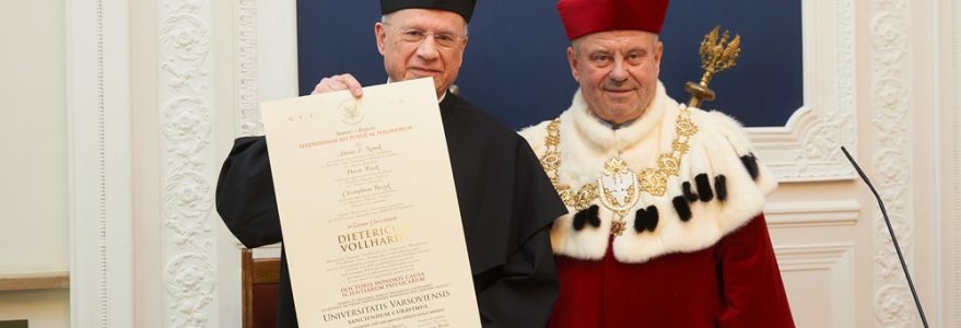 Prof. Dieter Vollhardt with title of doctor honoris causa of the University of Warsaw, 8th April 2024. Credit: Mirosław Kaźmierczak/UW