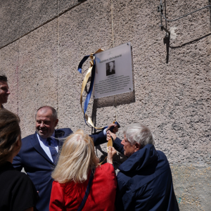 Unveiling of the plaque at the Kazimierz Michałowski Passage. Photo: Mirosław Kaźmierczak/UW