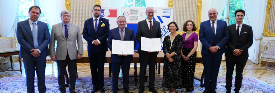 Signing of the agreement between the University of Warsaw and French Embassy in Poland. Photo by Jarosław Skrzeczkowski