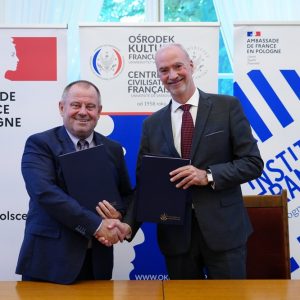 Signing of the agreement between the University of Warsaw and French Embassy in Poland. Photo by Jarosław Skrzeczkowski