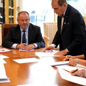 Signing of a collaboration agreement with the Poland in Silicon Valley Center for Science, Innovation, and Entrepreneurship. Photo by Jarosław Skrzeczkowski/UW