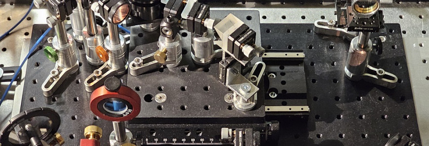 A frequency lens using multiple diffraction on a diffraction grating. The light pulse is transformed at a frequency parallel to the light beam passing through the actual lens. Credit: Faculty of Physics, University of Warsaw