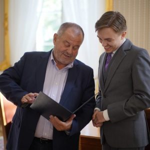 Mikołaj Wolanin, student at the UW’s Faculty of Law and Administration with Prof. Alojzy Z. Nowak, the UW Rector. Photo: Mirosław Kaźmierczak /UW