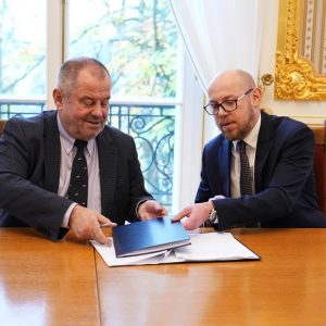 Signing a contract with the general contractor for the UW building on Bednarska Street. Photo: Mirosław Kaźmierczak/UW