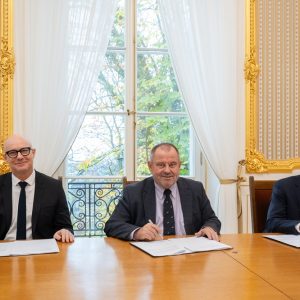 Signing a contract with the general contractor for the UW building on Bednarska Street. Photo: Mirosław Kaźmierczak/UW