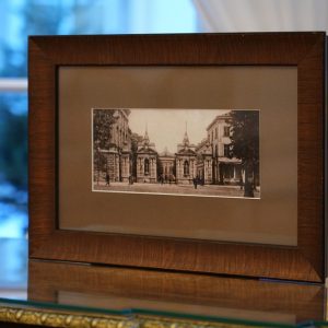 Reproduction of a photograph of the Main Gate of the pre-war University of Warsaw with a dedication from the Rector. Photo: UW