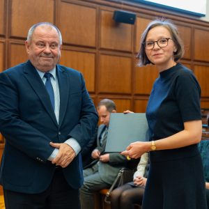 Dr Aleksandra Jackiewicz receives the UW Rector’s Teaching Award. Credit: Mirosław Kaźmierczak/UW