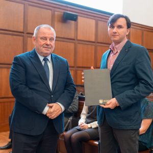 Dr Maksym Łaszewski receives the UW Rector’s Teaching Award. Credit: Mirosław Kaźmierczak/UW