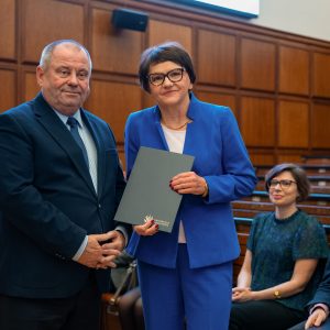 Prof. Małgorzata Żytko receives the UW Rector’s Teaching Award. Credit: Mirosław Kaźmierczak/UW