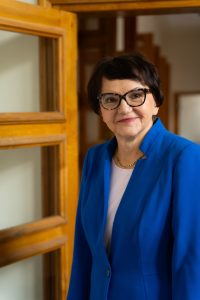 Prof. Małgorzata Żytko receives the UW Rector’s Teaching Award. Credit: Mirosław Kaźmierczak/UW