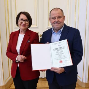 Presentation of an accreditation certificate to the UW’s Laboratory of Medical Diagnostics and Forensic Genetics. Credit: Krystian Szczęsny/UW