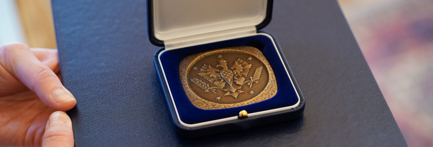 UW Medal for Prof. Paweł Rodak. Credit: Mirosław Kaźmierczak/UW