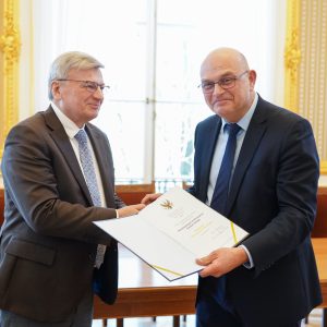 UW Medal for Prof. Paweł Rodak. Credit: Mirosław Kaźmierczak/UW