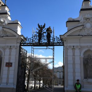 The eagle on the UW’s Main Gate. Source: UW