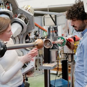 Dr Katarzyna Wrzosek-Lipska and Dr Marco Rocchini with the experimental setup. Source: HIL UW