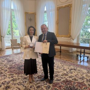 The UW Medal for the Azerbaijani ambassador to Poland. Source: UW